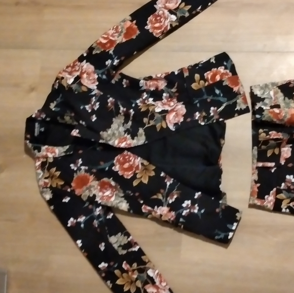 Floral Suit Set - Picture 3 of 6